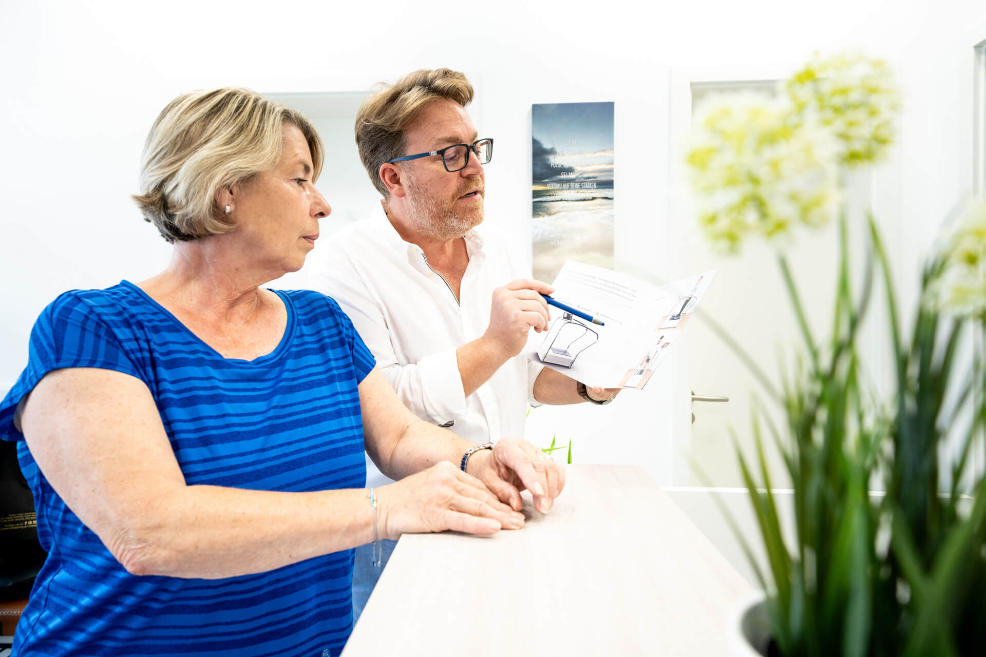 Arzt erklärt Patientin Inkontinenz-Behandlung. Gefäßerkrankungen Beratung.