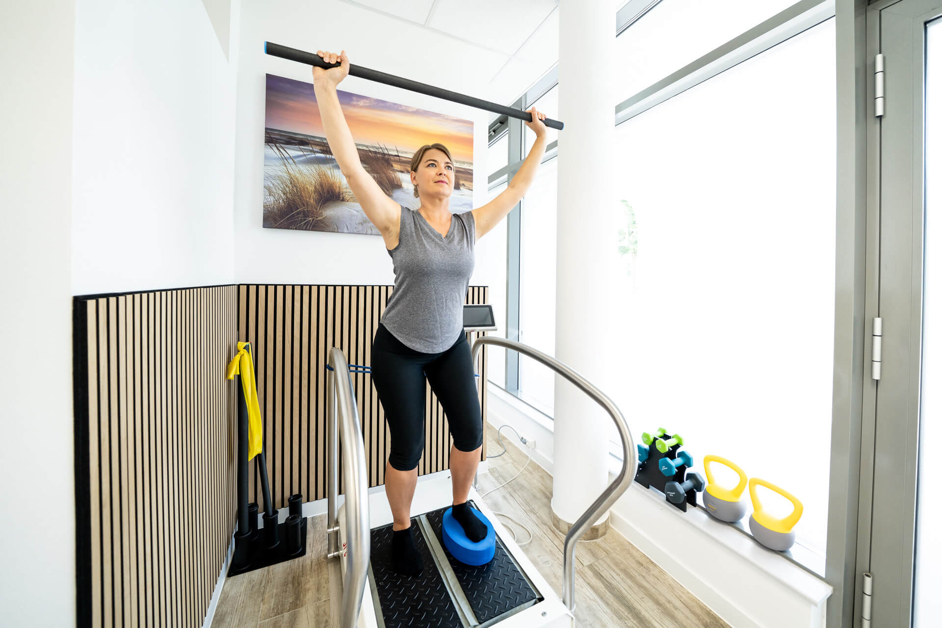 Frau trainiert mit Zeptoring. SRT-Zeptoring für Muskelaufbau und Gesundheit. Jetzt SRT-Training entdecken!