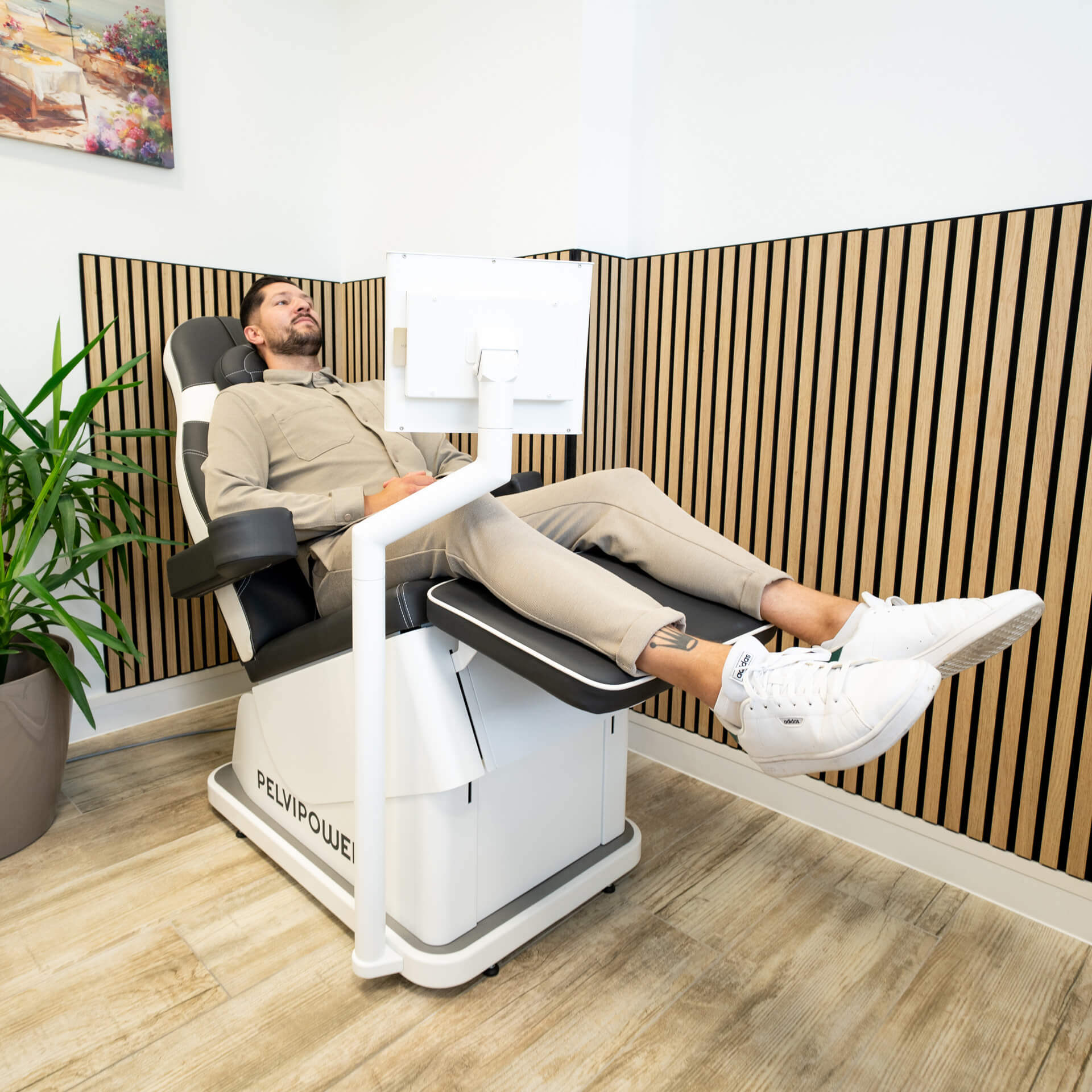 Mann auf PelviPower® Stuhl. Beckenbodentraining für Männer zur Stärkung der Beckenbodenmuskulatur.