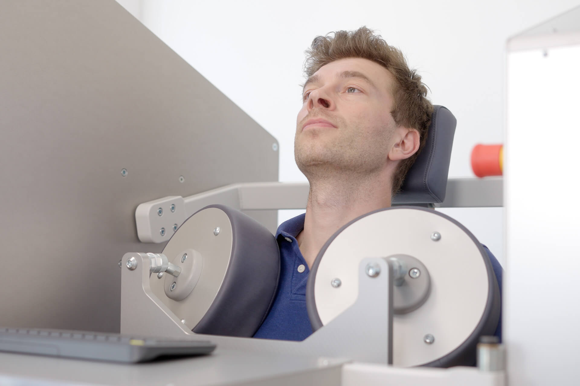 Powerspine Behandlung: Mann bei der Wirbelsäulen-Therapie.