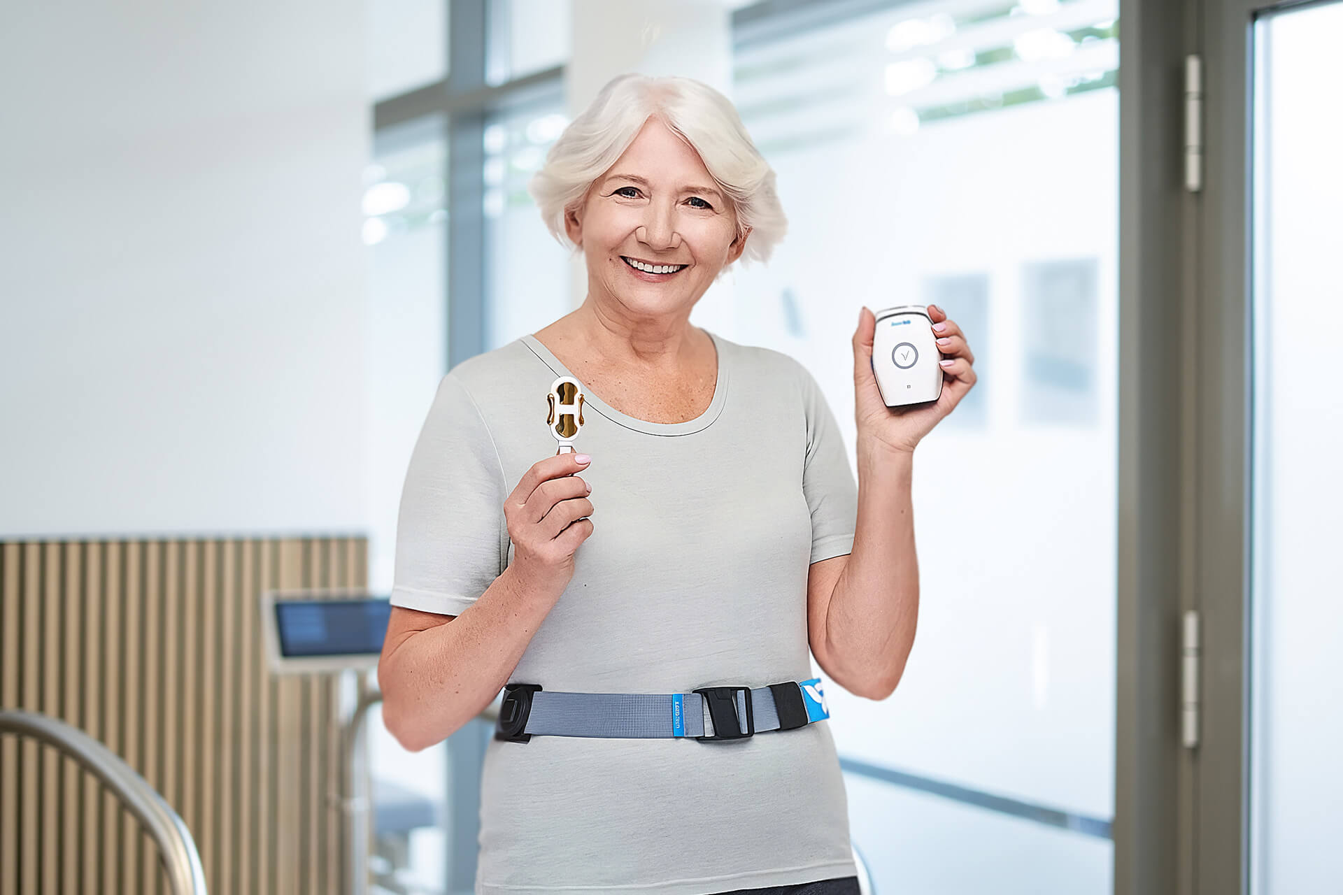 EMG Stella BIO: Frau mit EMG-Gerät. Beckenbodentraining mit Biofeedback.