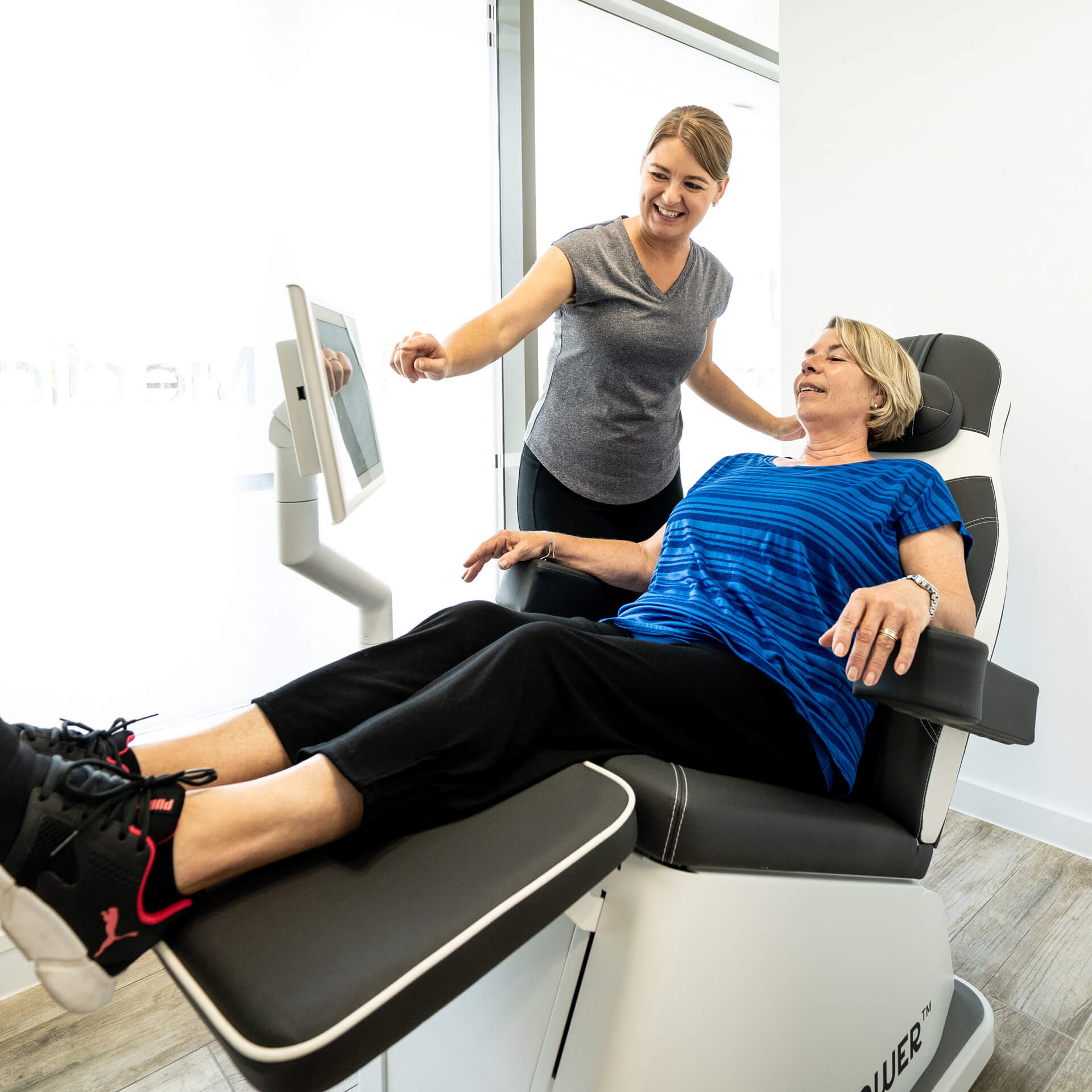 PelviPower® Beckenbodentraining: Frau im Behandlungsstuhl mit Therapeutin.