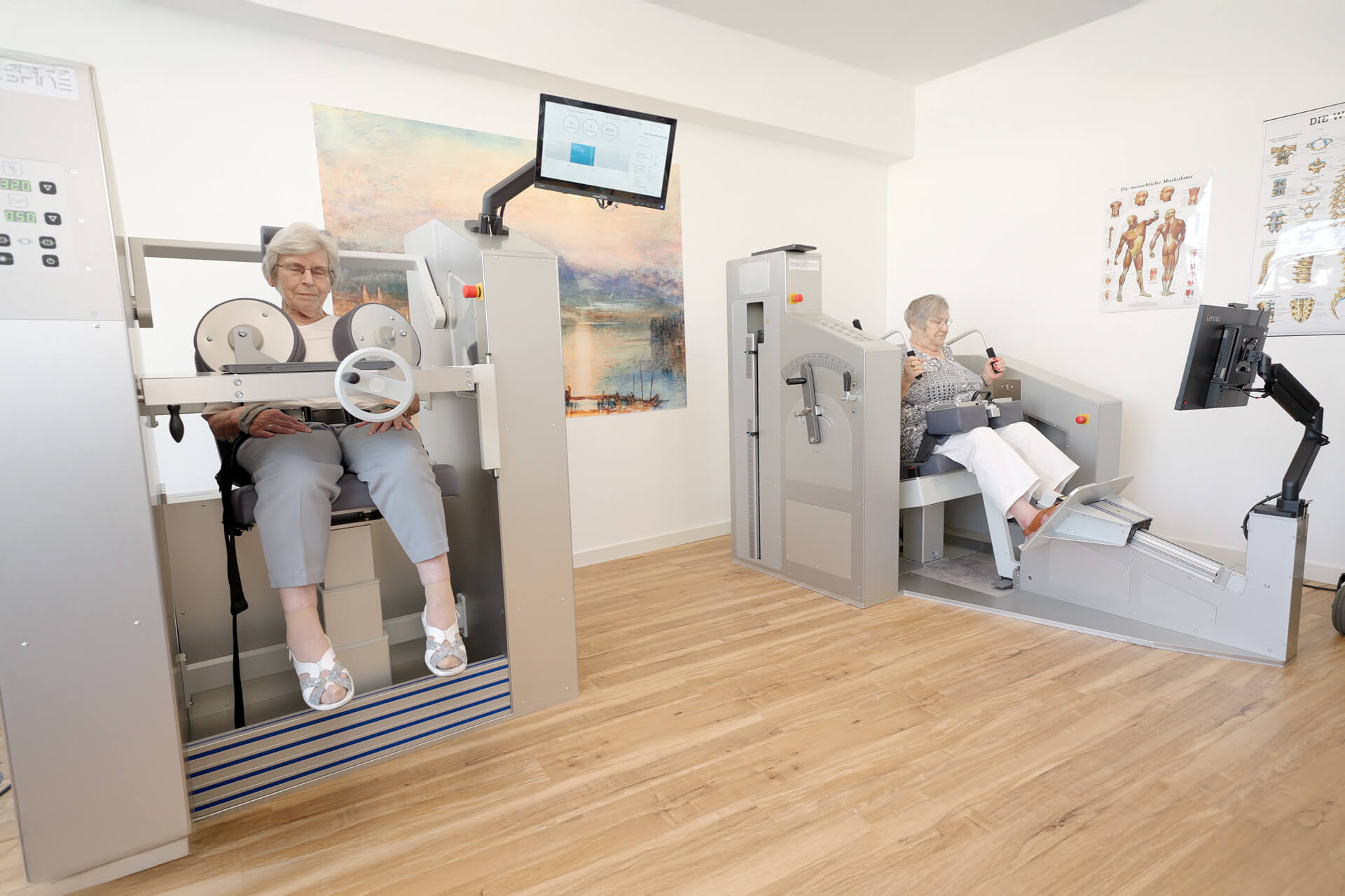 PowerSpine Rücken Therapie: Seniorinnen trainieren Rückenmuskulatur an Geräten. Rückentraining für Senioren.