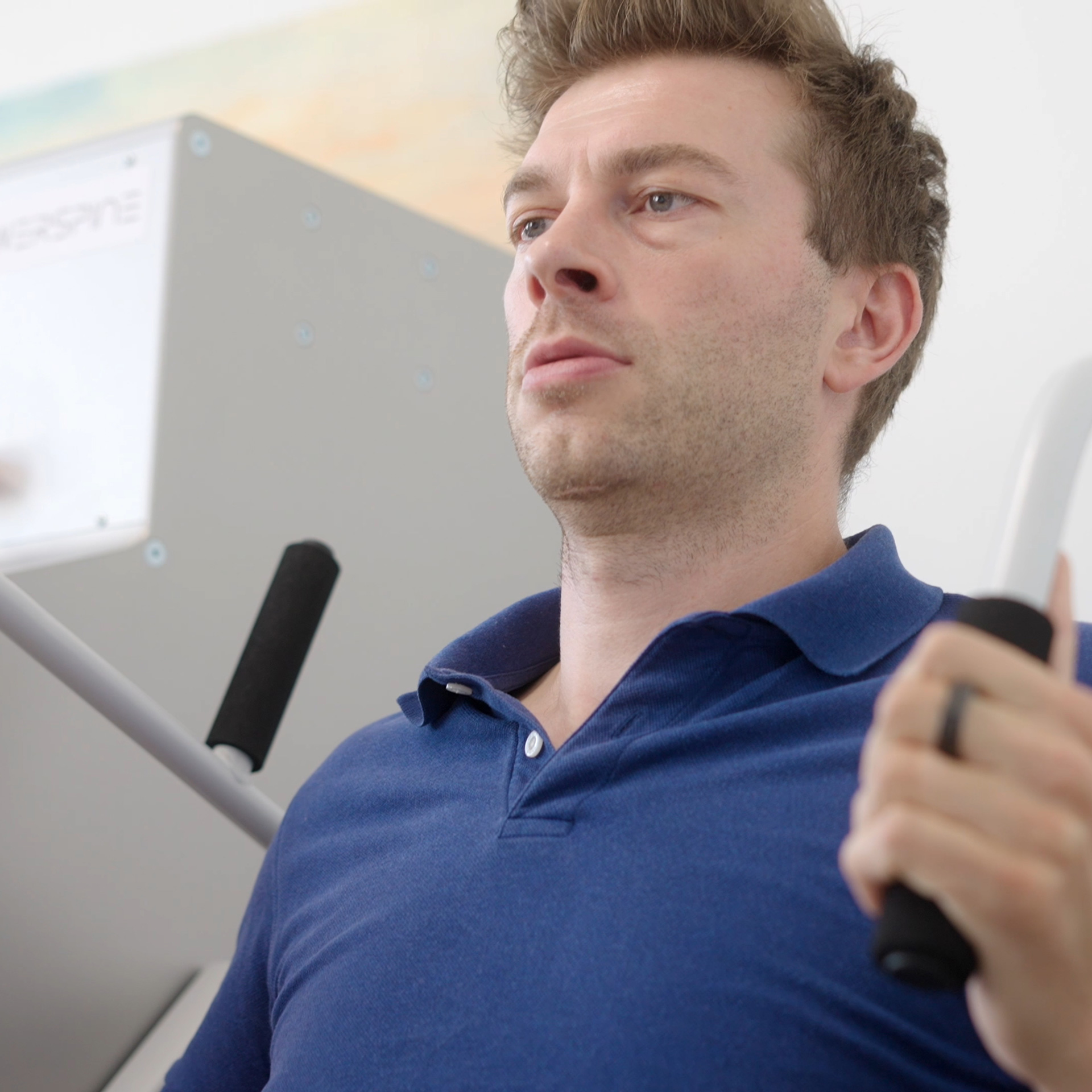 Powerspine Rückentherapie: Mann am Powerspine Gerät. Therapie für den Rücken.