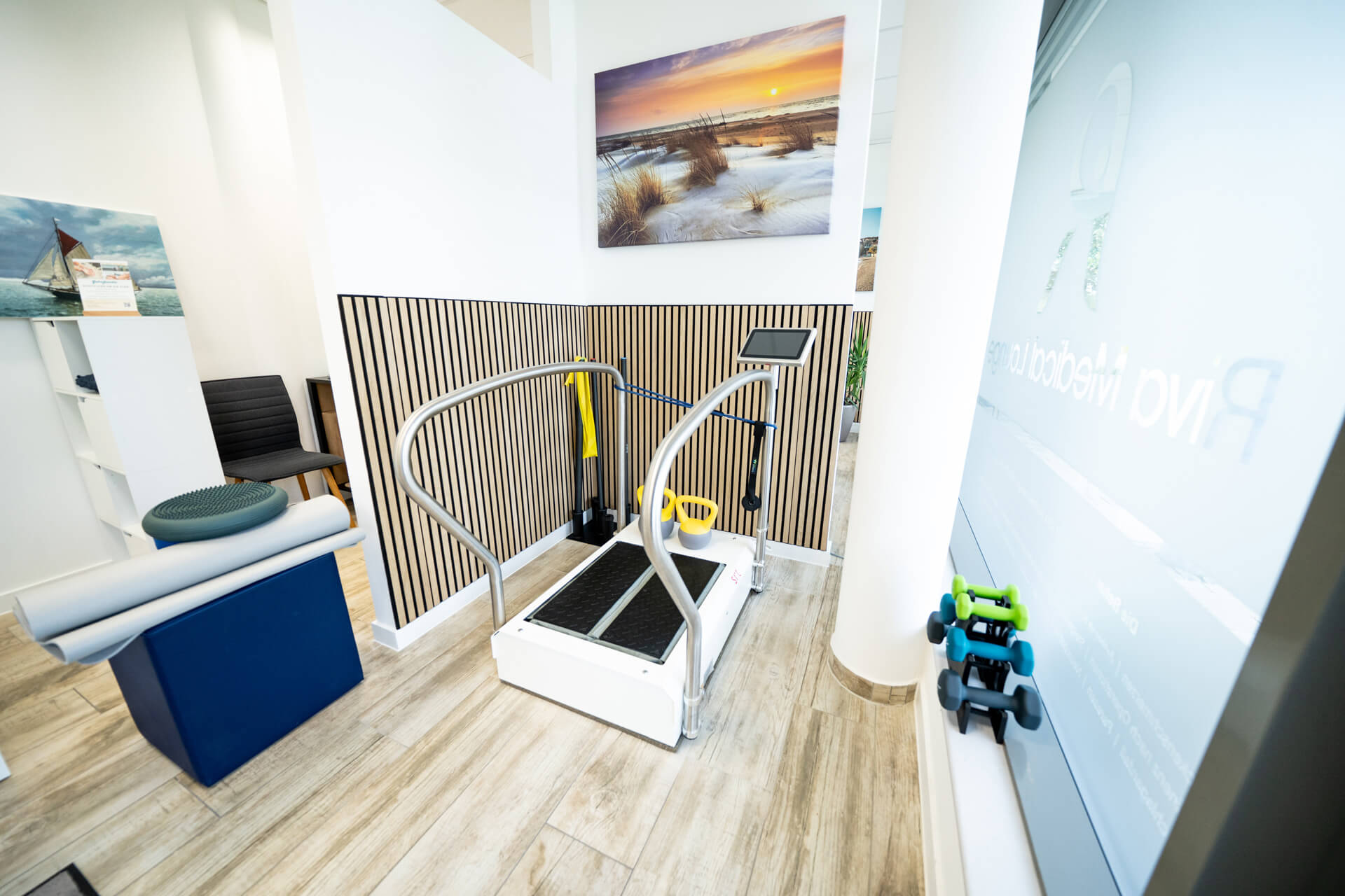Riva Medical Lounge: Gangtrainer für Reha & Therapie. Medizinische Geräte im modernen Design.