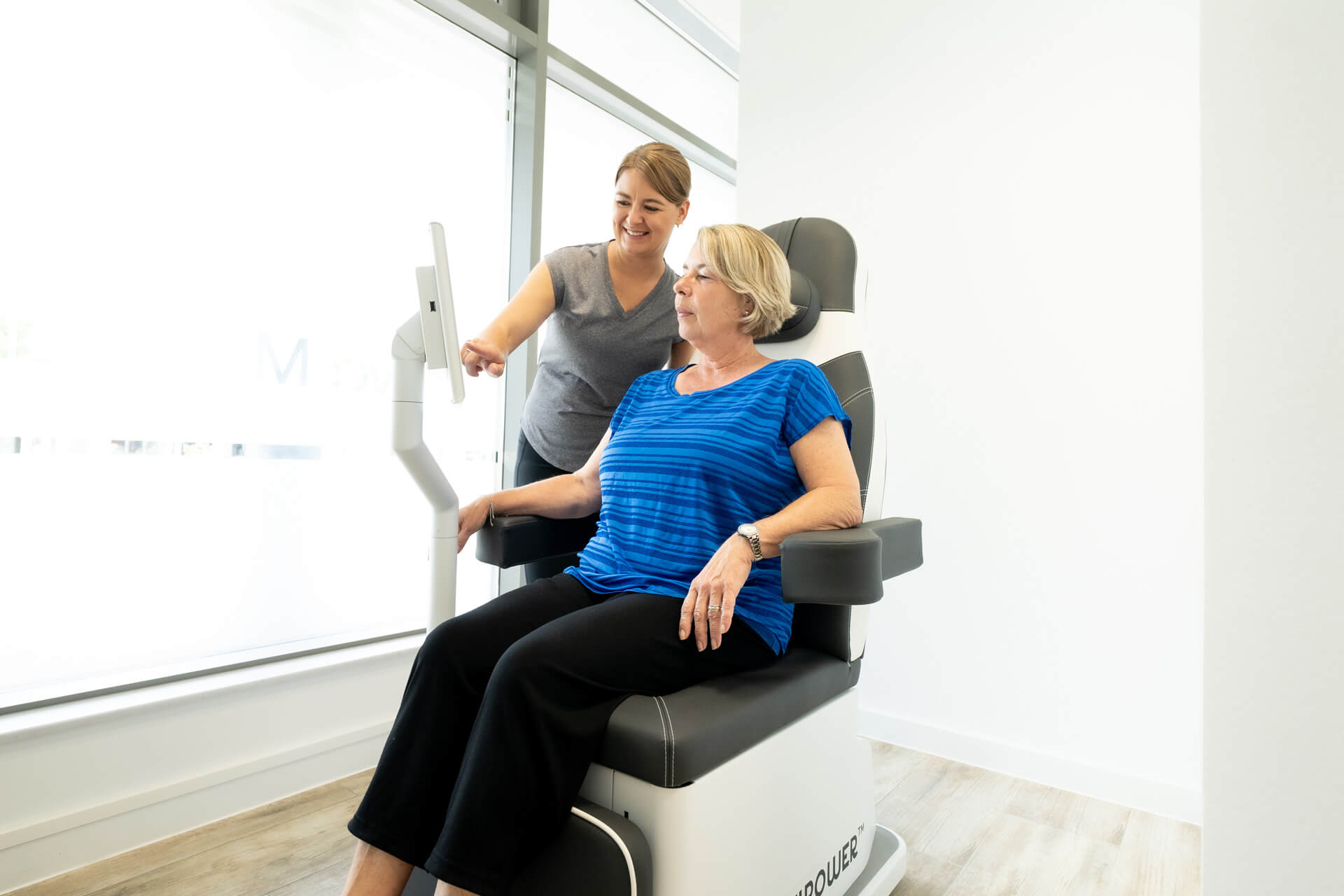 Riva Medical Lounge: Frau mit Therapeutin an medizinischem Gerät.