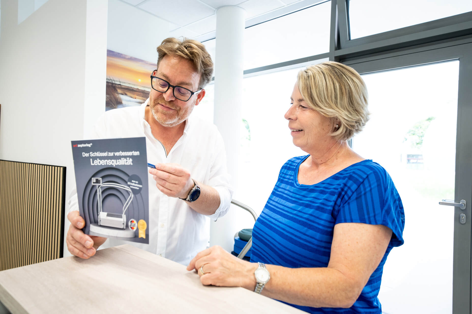 Riva Medical Lounge: Arzt berät Patientin. Medizinische Beratung für verbesserte Lebensqualität.