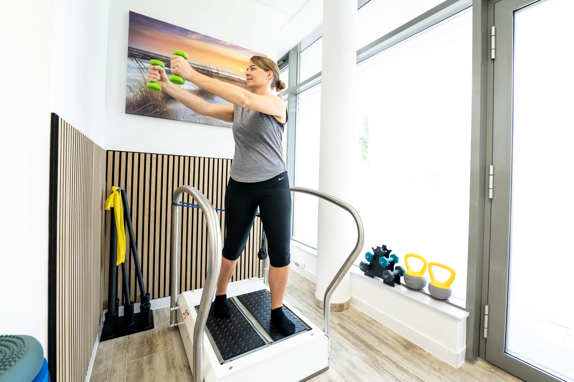 Riva Medical Lounge: Frau trainiert mit Hanteln. Medizinische Trainingstherapie.