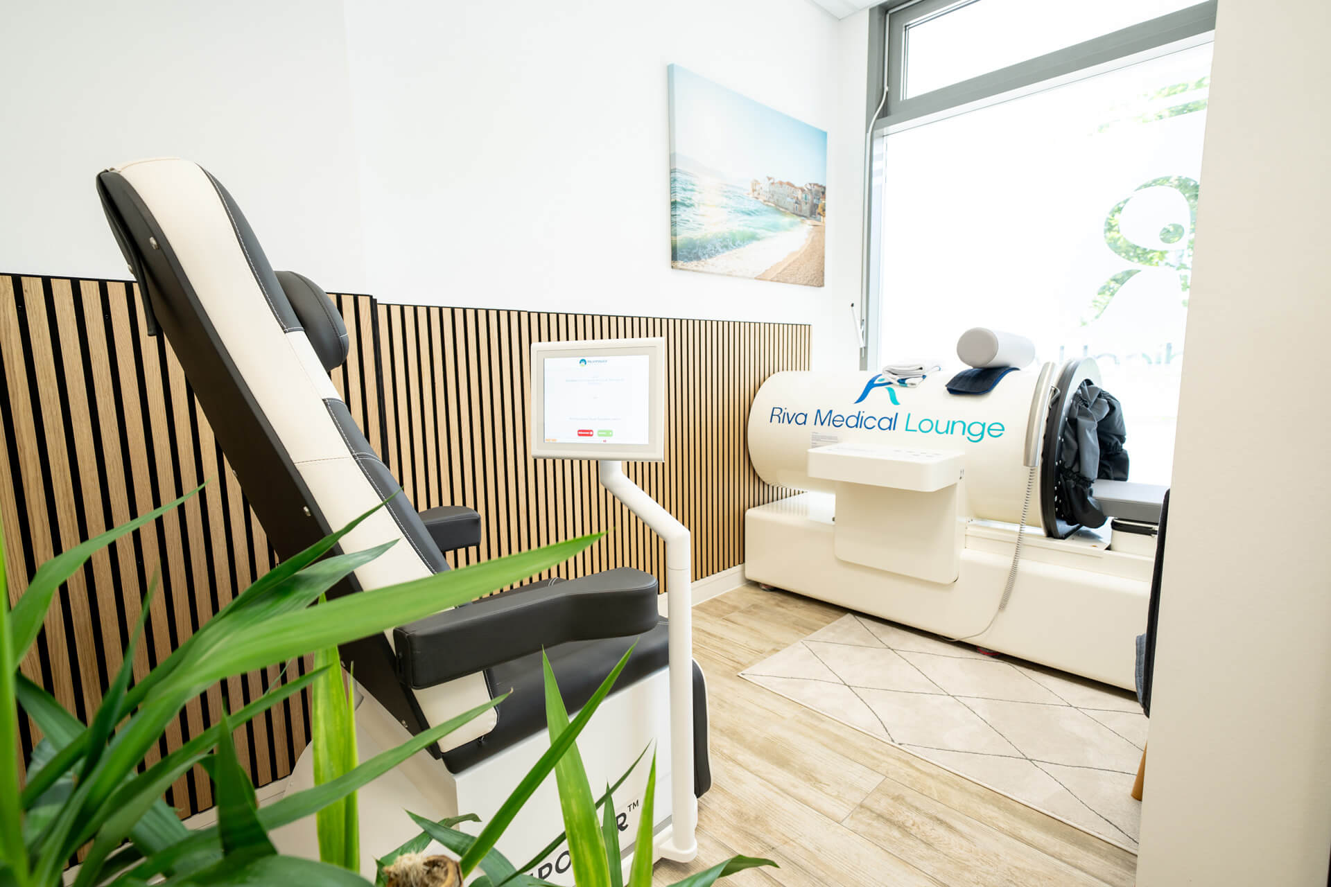 Riva Medical Lounge: Bequemer Sessel und Liege für medizinische Anwendungen.