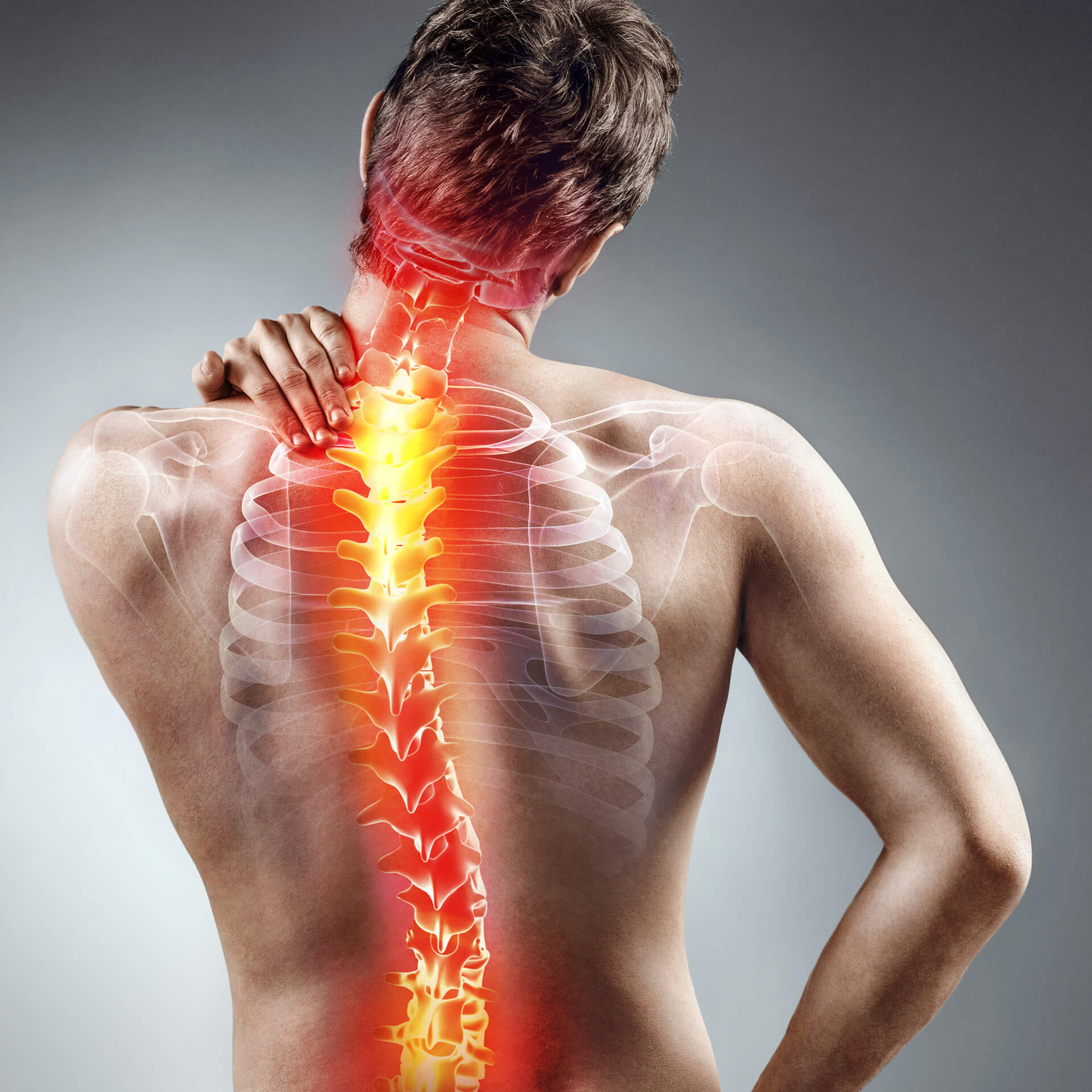 Rückenschmerzen Therapie: Mann mit Schmerzen im Rücken und Nacken. Wirbelsäule hervorgehoben.