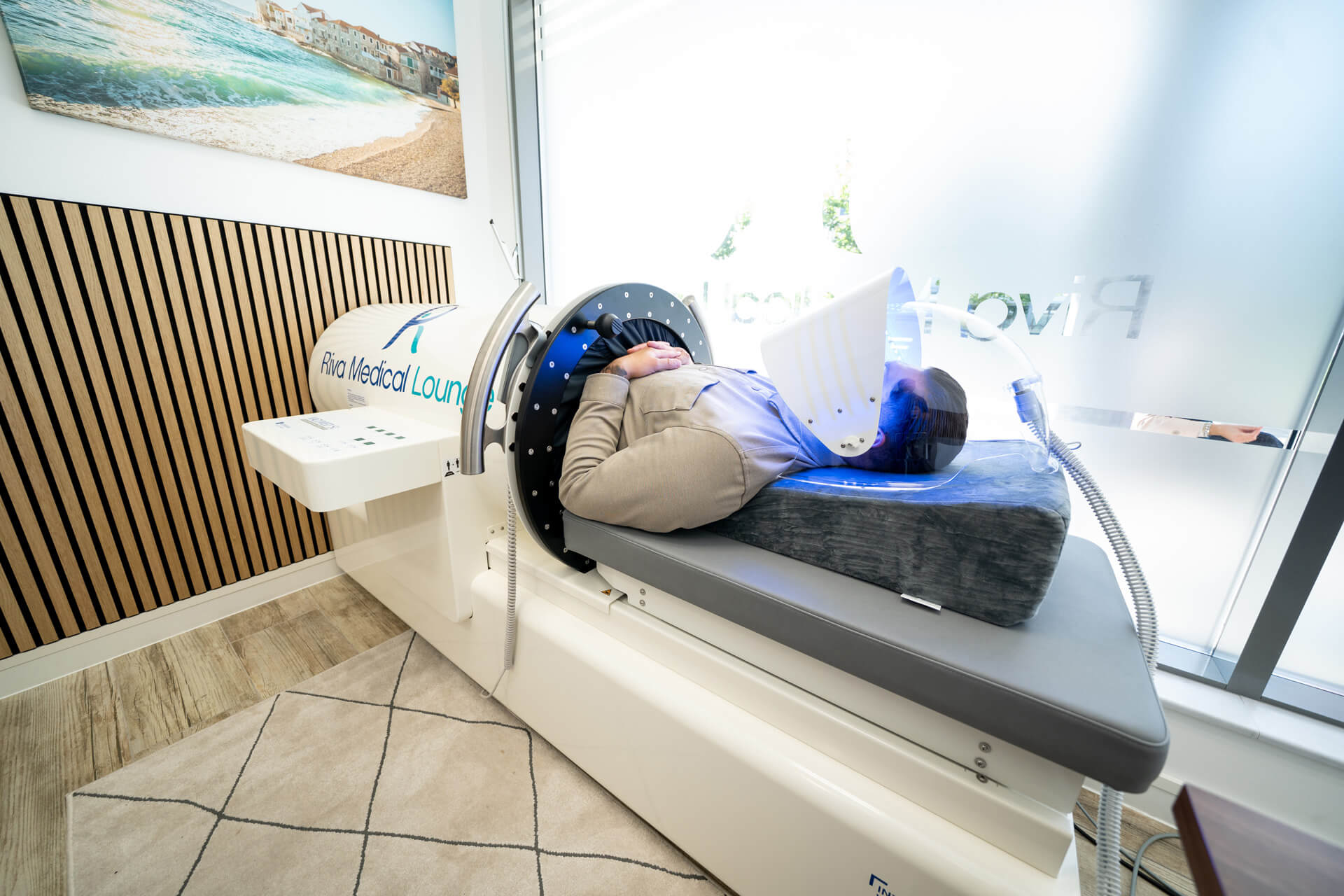 Vacumed® Anwendung: Patient in intermittierender Vakuumtherapie-Kammer. Behandlung für bessere Durchblutung.