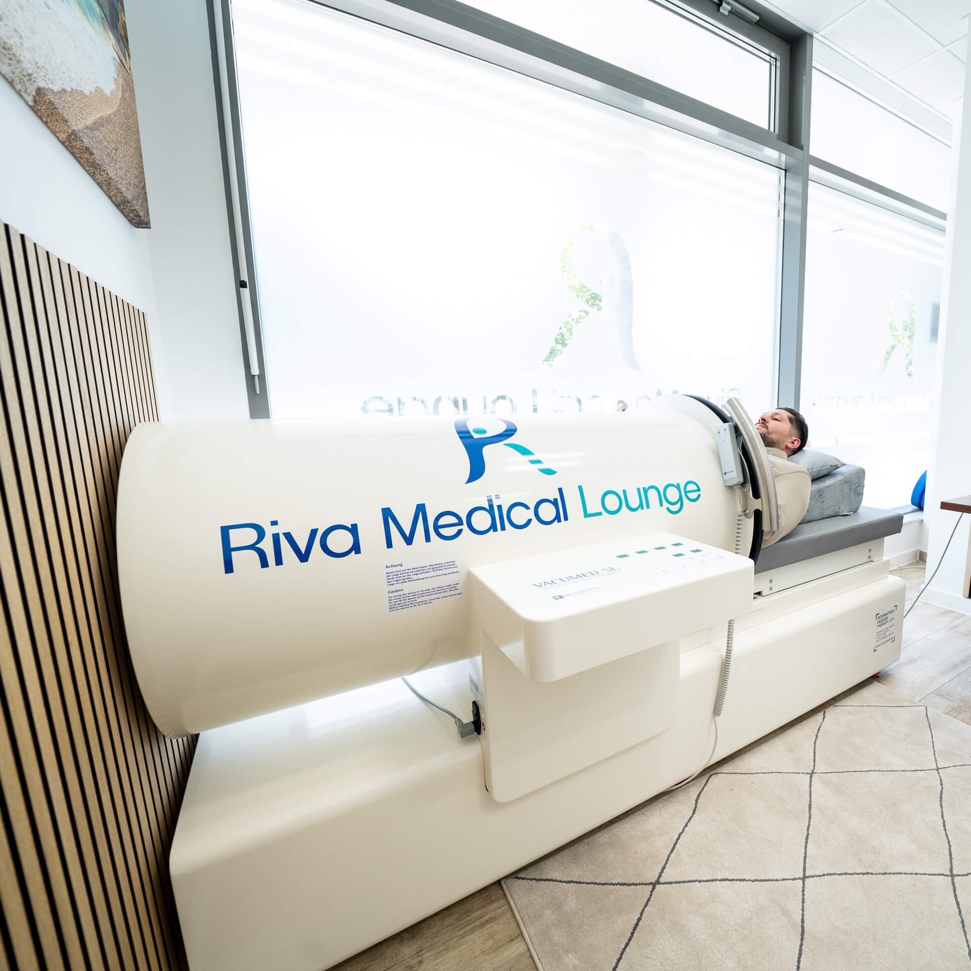 Vacumed® Vakuumtherapie: Patient in Vakuumliege für intermittierende Vakuum-Therapie.