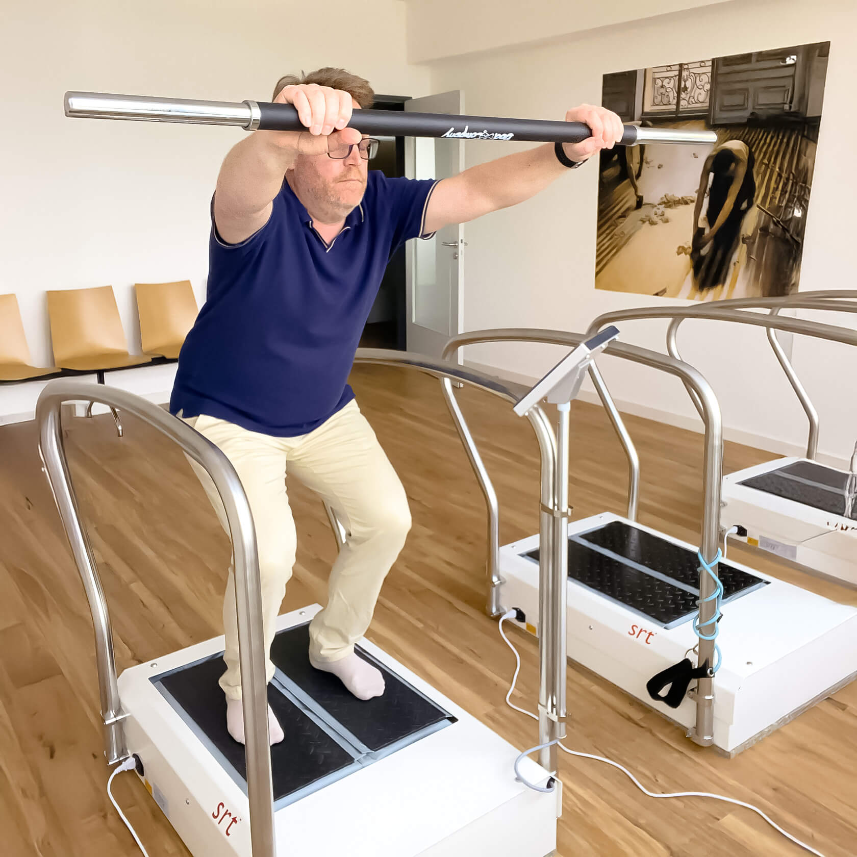 Mann macht Training für Rückenschmerzen mit SRT-Gerät. Therapie für Rücken.