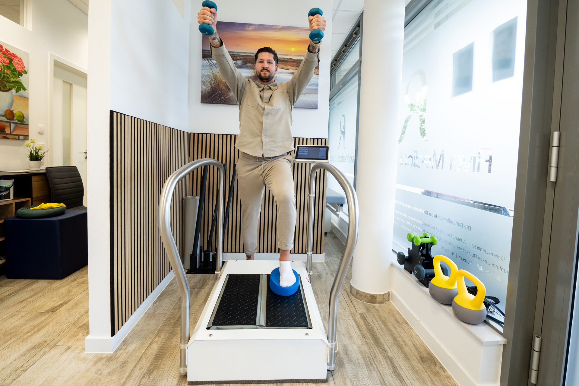 Mann trainiert mit SRT Zeptoering. Stochastische Resonanz-Therapie für Balance und Koordination.