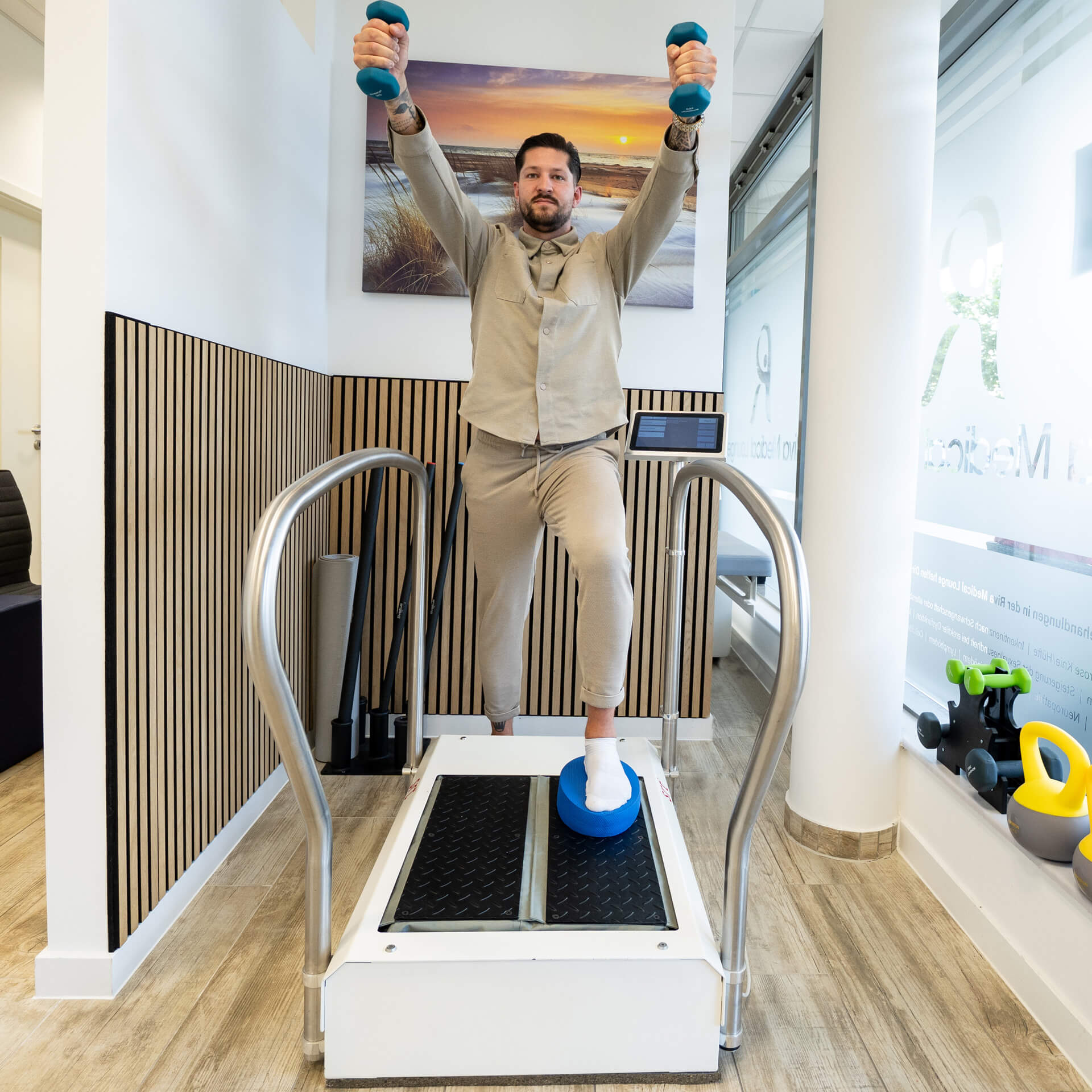 Mann auf SRT Zeptoring®-Gerät mit Gewichten. Stochastische Resonanz-Therapie für Balance und Koordination.